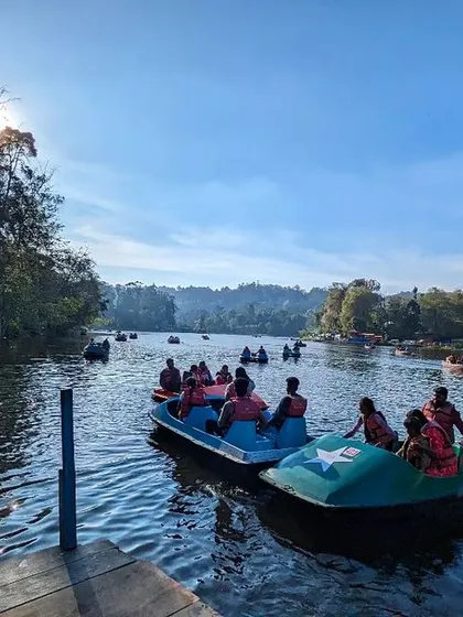 A wide view of the lake, with many groups enjoying boating on a sunny day.