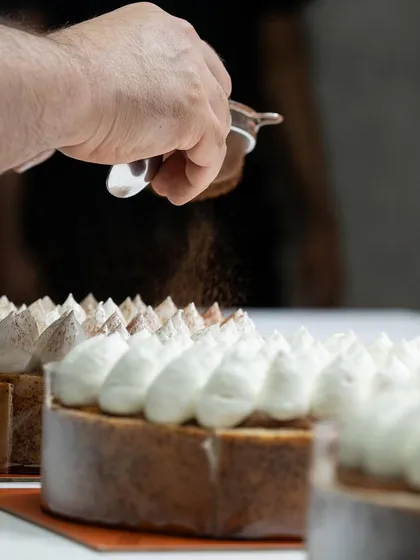 Chef Karim Bourgi adding the final dusting of cocoa to his signature Tiramisu creation during his exclusive masterclass at Lavonne.