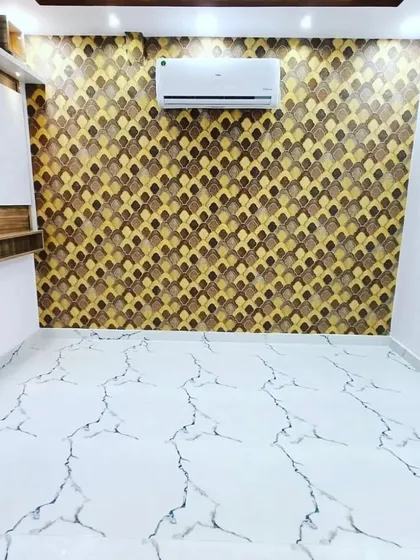 Ek aur behtareen 3D wallpaper design. Yeh brown aur golden tones wala pattern deewar ko ek royal touch deta hai. Iske saath white flooring ka contrast zabardast lag raha hai.
