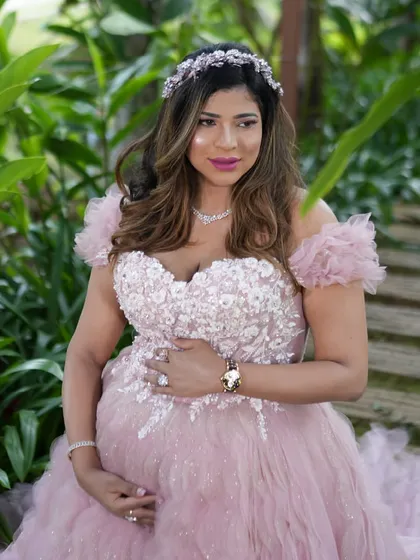 Celebrating the beautiful journey to motherhood is one of my greatest joys. For this maternity shoot, we created an ethereal and gentle look with a soft pink palette and dewy skin to capture that special pregnancy glow.