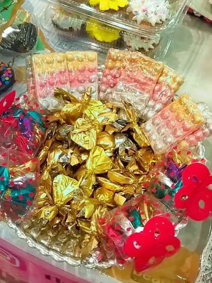 A glimpse of the variety I offer for my chocolate hampers. This tray includes my popular foil-wrapped heart chocolates and some fun, shimmery chocolate bars, all ready to be packed into a beautiful gift.
