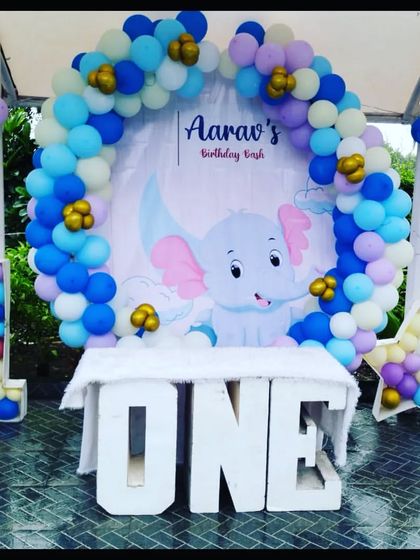 A closer look at the cute elephant-themed first birthday decoration, perfect for an outdoor or poolside celebration.