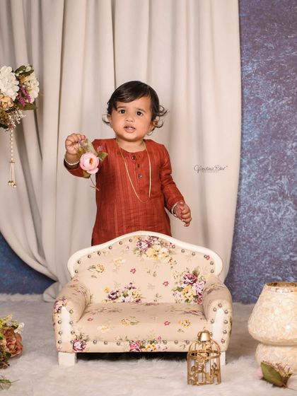 Explore our various floral and elegant setups. These sets feature props like swings, ornate chairs, and pearl decorations, all surrounded by beautiful flowers for a timeless and pretty photoshoot.