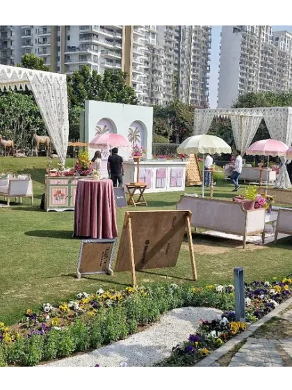 For this daytime event, we created a chic outdoor oasis in the middle of the city. This overview shows the full setup, including custom-printed tents, elegant lounge seating, and vibrant floral arrangements that create a relaxed yet sophisticated atmosphere.