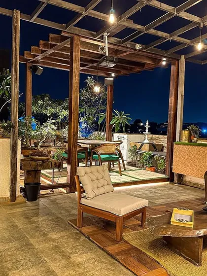 Another view of this beautiful terrace at night. The strategic placement of lights under the pergola and among the plants creates a magical ambiance, making it an ideal corner for relaxation in the heart of the city.