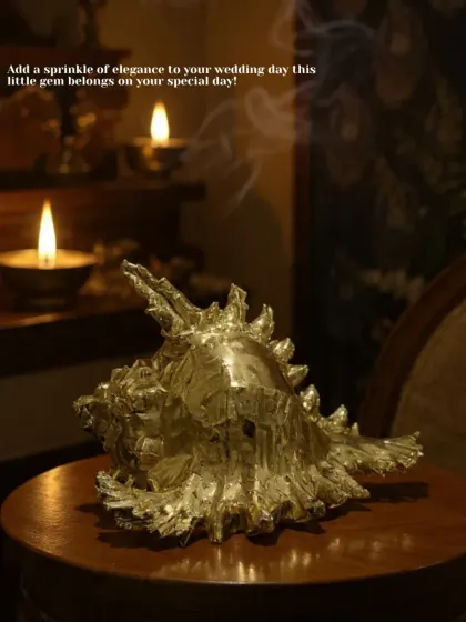 Add a sprinkle of elegance to your wedding day with this unique, gold-plated original shell. It's a little gem that serves as a beautiful and unconventional decor piece.