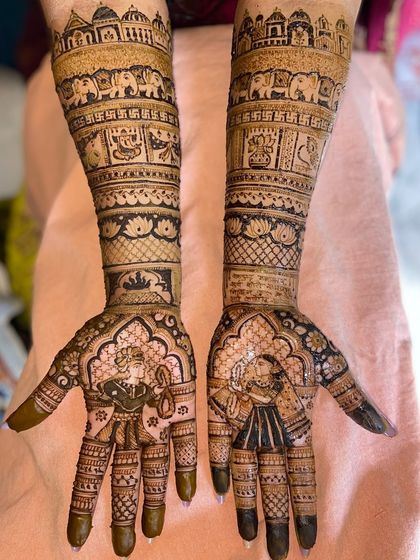 This design features classic bride and groom portraits, with the arms decorated with elephant processions and palace imagery, creating a royal wedding theme.