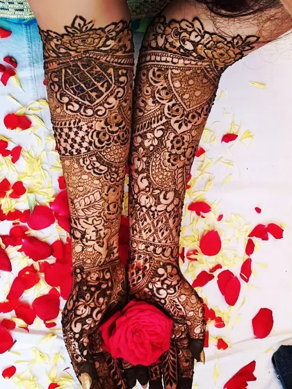 For me, every detail matters. This design features a blend of checkerboard patterns, delicate floral work, and traditional motifs, all coming together to create a rich and full bridal look. The deep henna stain is just starting to set against the backdrop of rose petals.