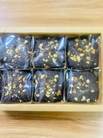 For a simple yet satisfying gift, I offer these boxes of six individually wrapped walnut brownies. The kraft paper box gives it a rustic, homemade feel, perfect for corporate or casual gifting.