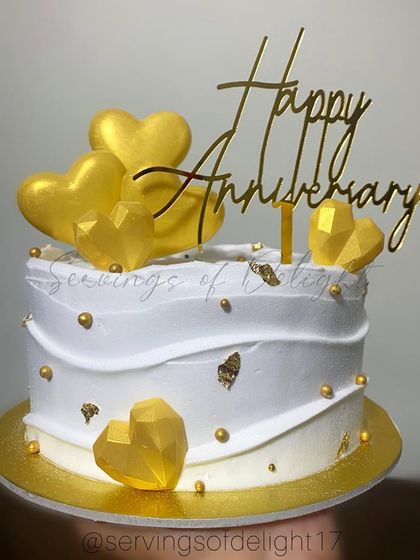 Another look at my popular anniversary cake design with golden geometric hearts. This half-kg version is perfect for a more intimate celebration.