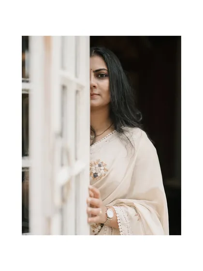 A stunning portrait of the bride-to-be. The framing with the white door and the soft light highlights her natural beauty and the elegance of her sari.
