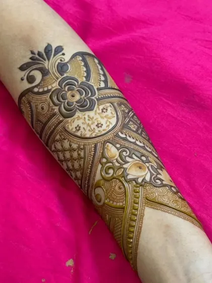 A close-up of the modern floral arm piece, showing the clean lines and shading that give it a three-dimensional effect.