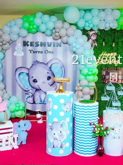 Another look at the adorable baby elephant theme, showing the full balloon arch and props.