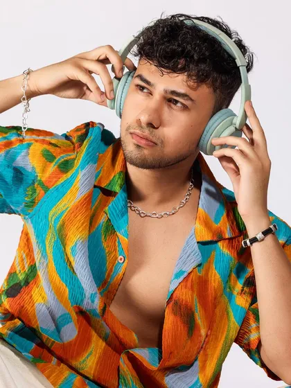 This pose with headphones adds a musical, relaxed element to the summer look. It’s perfect for a lifestyle or brand photoshoot.