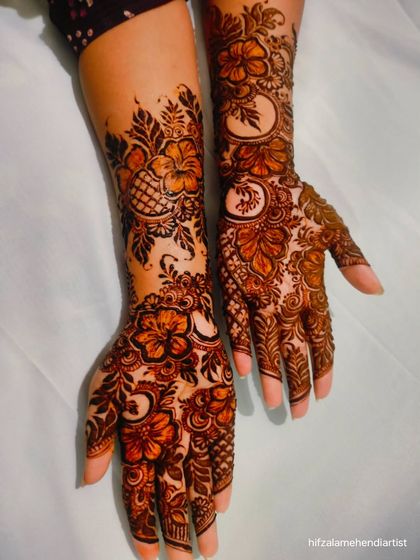 A closer look at the hibiscus flower design. The shading gives the flowers depth and makes them the centerpiece of the artwork.