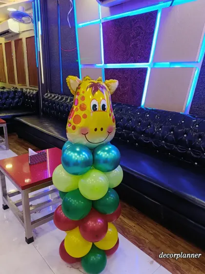 Even small details can add to the theme. This cute giraffe balloon column was part of the jungle party decor, adding a fun and friendly character element to the space.