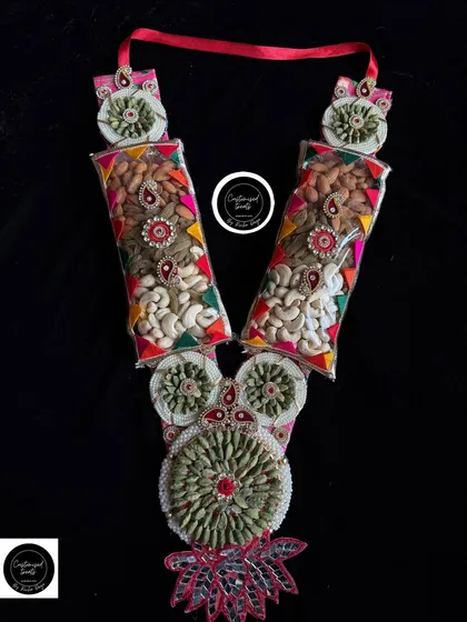 A healthy and beautiful Holi gift, this garland is made with premium mixed dry fruits and decorated with traditional motifs.