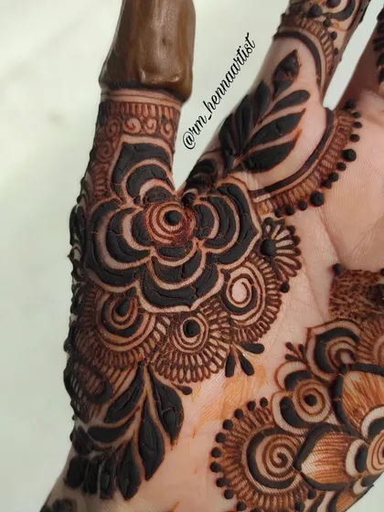 A close-up shot of the main floral element. I love getting these detailed shots to show the fine linework and shading.