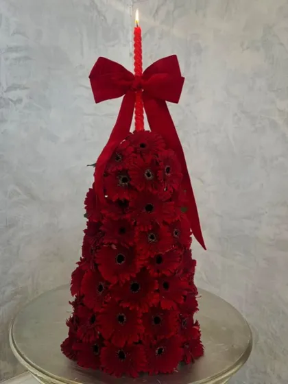 Another view of my fresh gerbera flower Christmas tree. The vibrant red and adorable matching candle make it a warm and glorious centerpiece for your Christmas table.