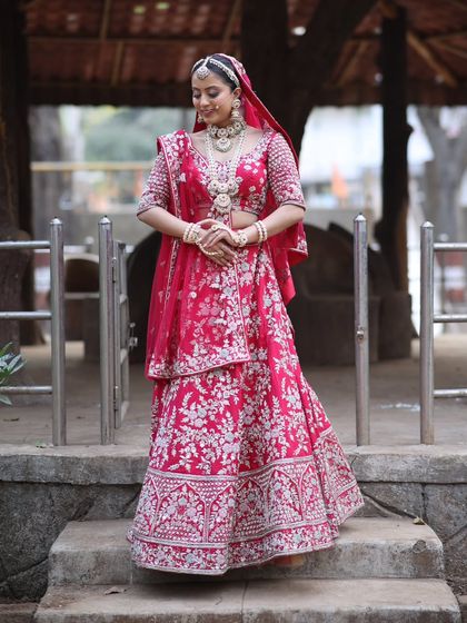A complete bridal look featuring a heavy, gold-plated Kundan necklace, haath phool, and maang tikka, all available for rent.