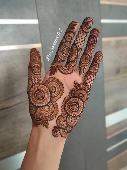 I can't stop posting this design. I'm just so obsessed with how the mandalas and finger details turned out. It's one of my all-time favourites.