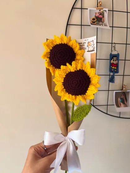 A simple and classic bouquet of two crochet sunflowers, one of my most requested items. Perfect for a cheerful and lasting gift.