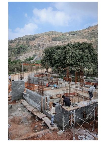 At our Nandi Hills project, composite walls made from waste granite off-cuts are taking shape against the backdrop of the hills themselves.
