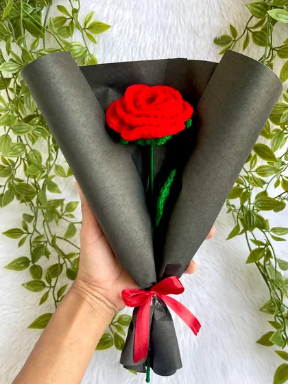 Sometimes a single rose says it all. This single-stem red crochet rose, elegantly wrapped in black paper with a simple red ribbon, is a perfect, budget-friendly way to show someone you care. It’s a small gesture with a lot of heart.