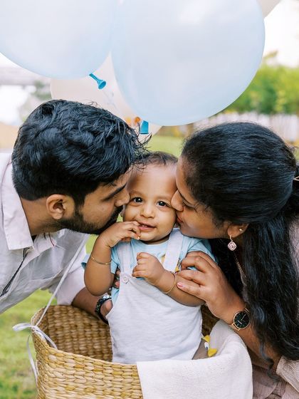 A "kiss sandwich" for the birthday boy in his balloon basket. This is a perfect example of the fun and love I aim to capture.