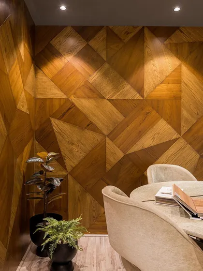 The fractal pattern of the veneer wall creates a captivating interplay of light and shadow, establishing a strong sensory connection for clients.
