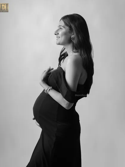 A classic black and white side-profile portrait, beautifully highlighting the silhouette of the baby bump.