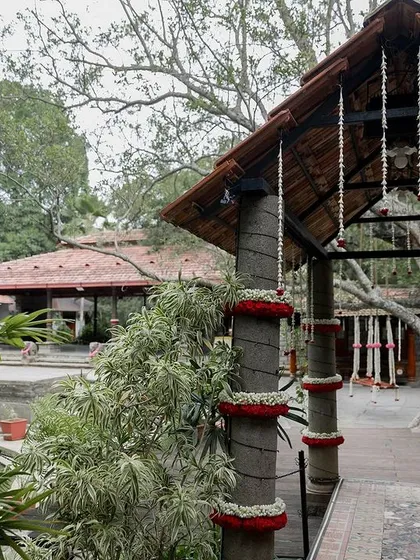 A wooden bridge decorated with flowers, a charming detail for a garden wedding.