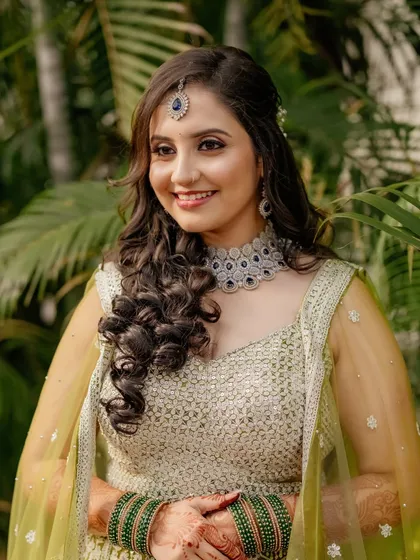 The bride's happy smile lights up her whole look. The makeup is kept fresh and dewy.