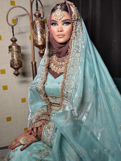 A modern Islamic bridal look. This style combines a traditional hijab with bold, contemporary eye makeup, creating a stunning fusion.
