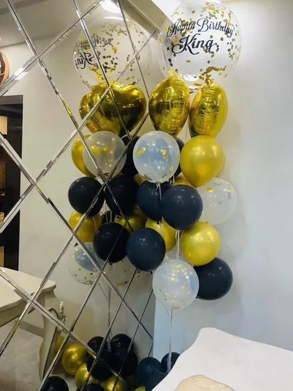 Another look at our popular 'King' bouquet, showing how the mix of clear confetti balloons and solid colors creates a sophisticated and celebratory vibe.