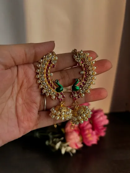 A still image of the Kundan and peacock Karnaphool.