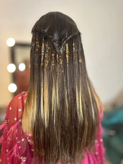 Bringing all the sparkle and shine to the sangeet night with this glittery hair look.