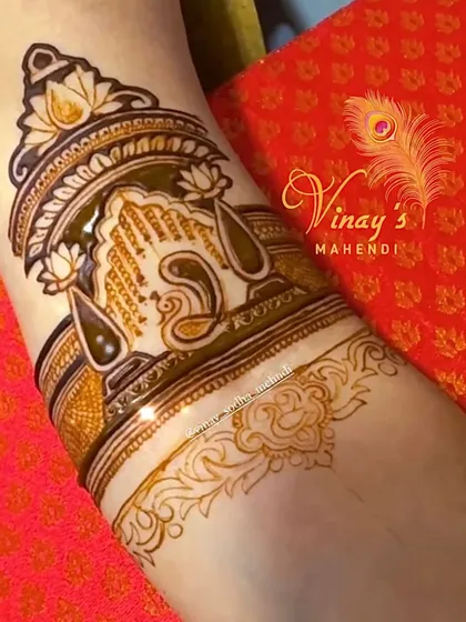 A simple and elegant arm band with a lotus and swan motif. The design is clean and perfect for someone who prefers minimalist art.