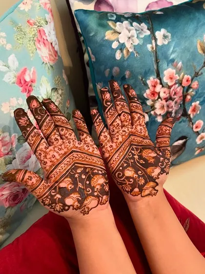 A beautiful and dense design featuring birds and florals in a V-shape pattern. This is a popular choice for sangeet or engagement ceremonies.
