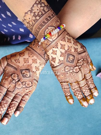 Intricate Back of Hand Designs photo 10