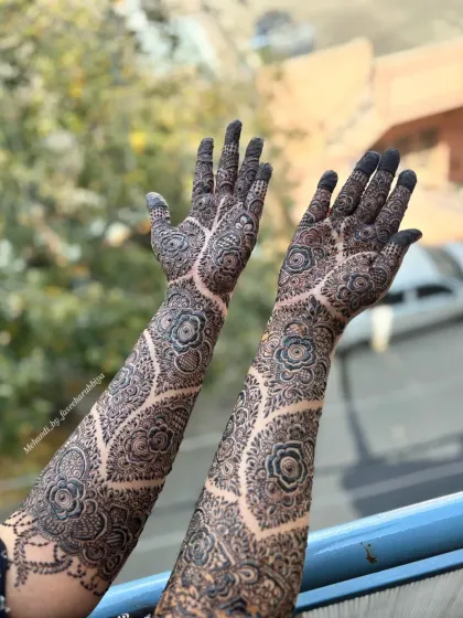 A final look at Nabeela's stunning and modern engagement henna.
