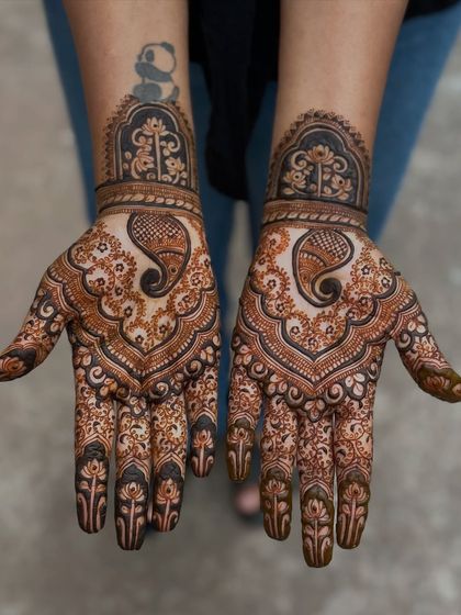 Mehendi for a fellow artist! It's always an honor to create designs for others in the industry.