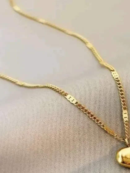 A simple and sweet heart pendant engraved with the word 'love' on a unique flat-link chain. A lovely piece to gift or keep.