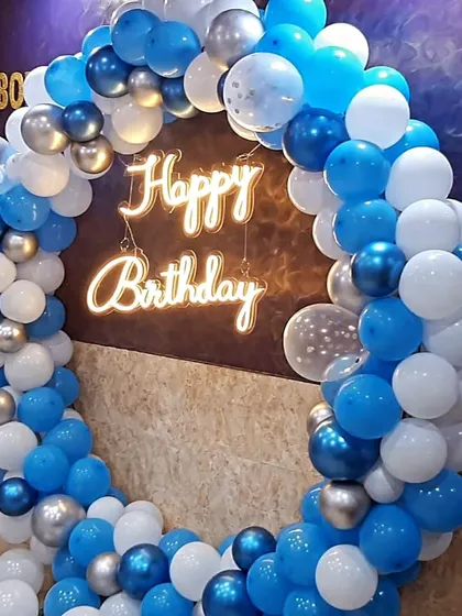 A simple and clean balloon ring in shades of blue and white with silver chrome accents, perfect for any celebration.