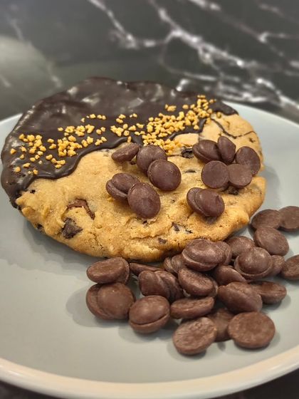 Triple the chocolate, triple the joy! A close-up of my chunky brookie, showing the crunchy Rocher dip, golden sprinkles, and the generous amount of chocolate chips.