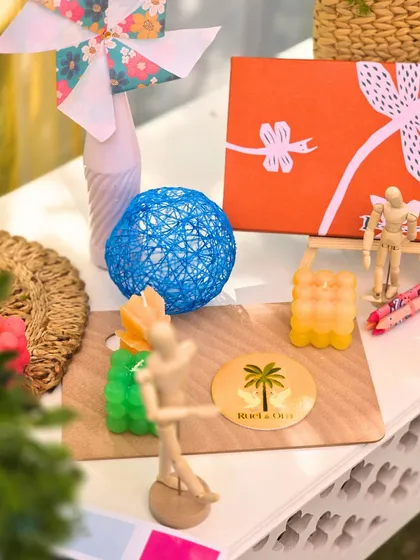 Details of the art-themed tables, featuring wooden mannequins, colorful candles, and other creative elements that guests could interact with.