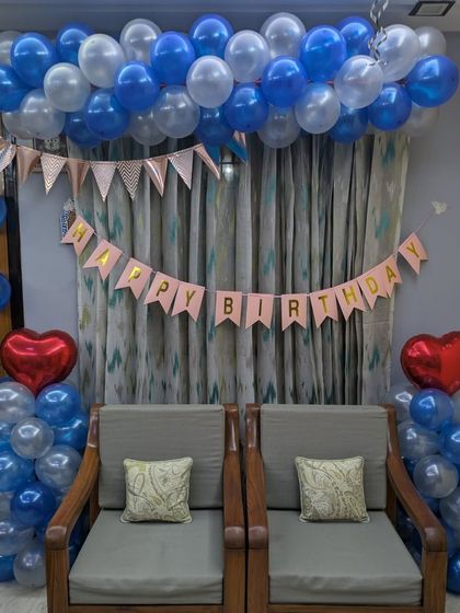 The complete seating area decoration, featuring balloon pillars topped with red heart foils.