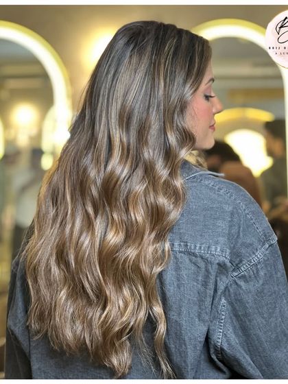 A final look at the beautiful ash blonde, a shade that gives off bold vibes and incredible shine.