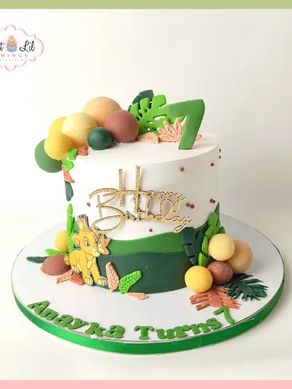 Hakuna Matata! This Lion King-inspired cake for a 7th birthday features a cute Simba, jungle leaves, and an earthy color palette, perfect for a fan of the classic movie.