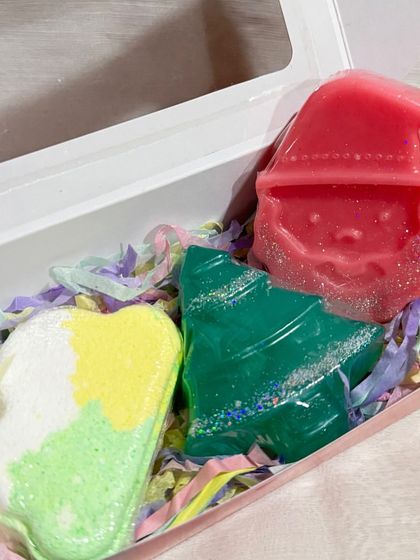 A fun and unique Christmas hamper as an alternative to cakes. This box includes a Santa-shaped soap, a Christmas tree soap, and a festive bath bomb.